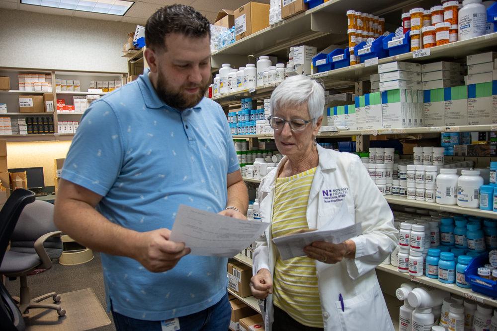 Personal del Centro de Atención Comunitaria preparando una receta en la farmacia.