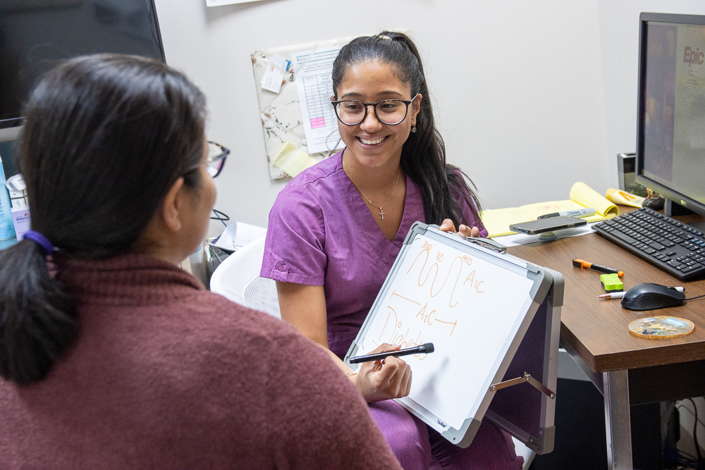 Foto de un proveedor de atención médica trabajando con un paciente