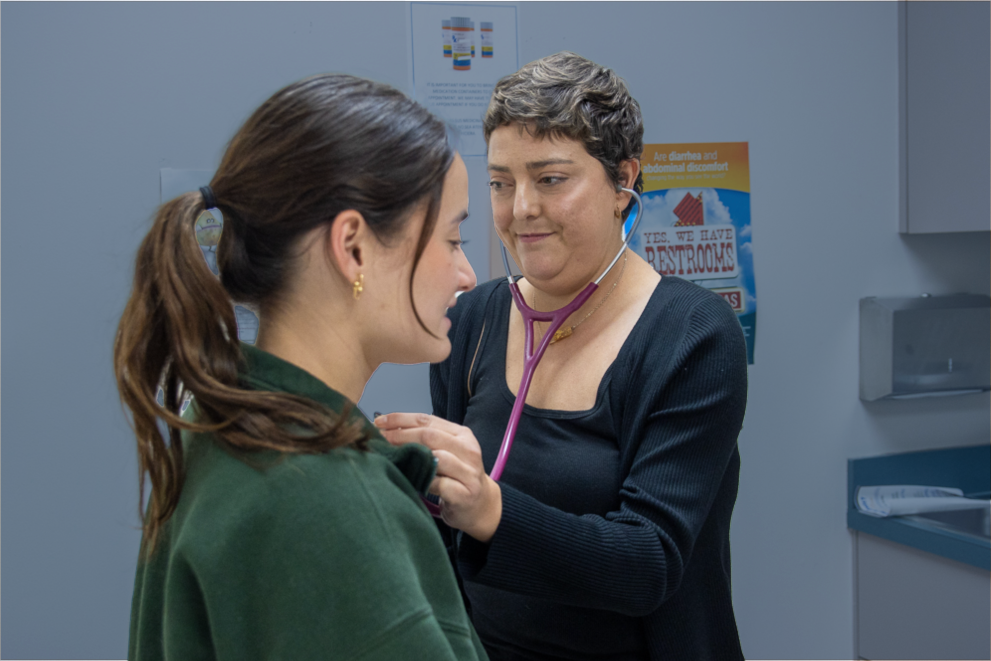 Fotografía de un médico con un paciente.